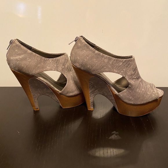 Gomax Silver Snake Print Stacked Modern Platforms - Picture 2 of 11